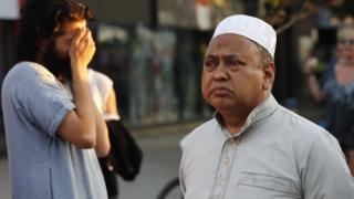 फिन्सबरी पार्क मस्जिद में मौजूद मुस्लिम