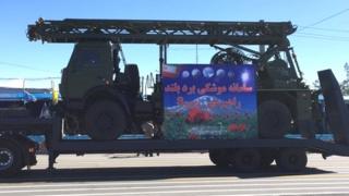 Parts of the S-300 missile system on display in Tehran (17 April 2016)