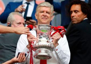 Wenger atwaye igikombe ca FA Cup ca 2016-17