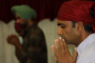 Ceremonia dominical en la gurdwara, con un fiel sin turbante