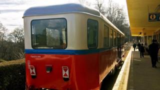 Uno de los trenes de la línea operada por niños