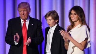 Donald Trump na mwanawe Barron na mkewe Melania wakiwa New York Hilton