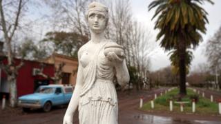 Ernestina es una postal al pasado de Argentina. Ese pasado en que fue un país conectado y potencia en producción agropecuaria.