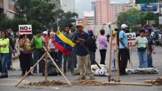 Venezuela'nın başkenti Caracas'ta yollara barikat kuran göstericiler