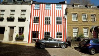 La casa de rojo y blanco en Lisle-Mainwaring, 71Kensington