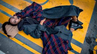 นางแบบนอนถ่ายแบบชุด Homeless Not Hopeless เลียนแบบคนไร้บ้าน