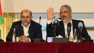 خالد مشعل (ښۍ خوا ته) قطر کې د حماس نوی منشور اعلان کړ