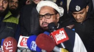 আটকের পর লাহোরের বাড়িতে সংবাদ মাধ্যমের সামনে হাফিজ সাঈদ