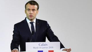 Le président français Emmanuel Macron s'est rendu à Calais mardi