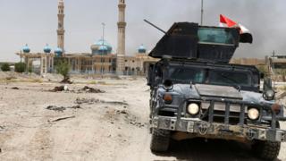 Iraqi military vehicle near mosque in Falluja (20 June 2016)