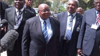 Umuhuza mu matati y'abarundi Benjamin Mkapa ( ari hagati yambaye amarore)