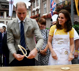 El duque y la duquesa de Cambridge intentaron hacer pretzel en su visita a Heidelberg, en Germany. La pareja real y sus dos hijos fueron en una gira por Polonia y Alemania a petición del ministerio de Exteriores británico.