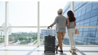 Pareja en el aeropuerto.