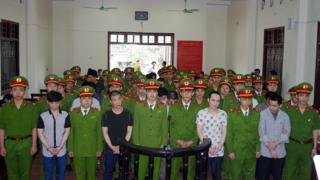 Quang cảnh phiên tòa