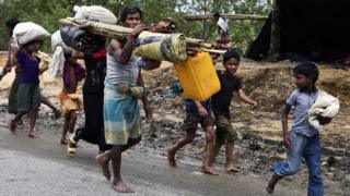 নিরাপদ আশ্রয়ের খোঁজে রোহিঙ্গা পরিবার।