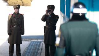 Пограничники на границе двух Корей