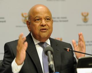Pravin Gordhan présentant le budget 2016 de son département à l'Assemblée nationale sud-africaine au Cap, le 24 février 2015.