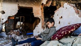 Boy in ruins in Cizre, 8 Mar 16