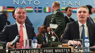 Премьер-министр Черногории (слева) и генсек НАТО Йенс Столтенберг
