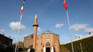 Cami Belçika Türk bayraklı