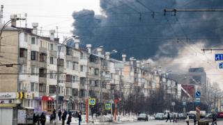 Дым над торговым центром в Кемерове