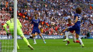 Aaron Ramsey ayaa laba fiinaal dhaliyay goolka ay kooxdiisa ku qaadday koobka FA-ga