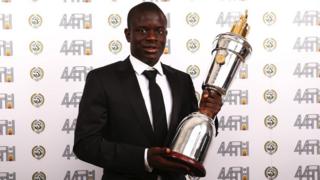 N'Golo Kanté tenant son trophée lors de la soirée de gala dimanche