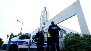 パリ南東クレテイユのモスクで警戒する警察