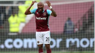 Andre Ayew après le deuxième but sur la pelouse de West Ham le 18 mars 2017 à Stratford, en Angleterre