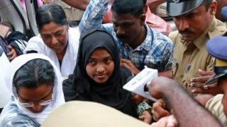 Hadiya Jahan, waxa ay ka soo jeedaa qoys Hindu ah, balse waxa ay qaadatay diinta Islamka