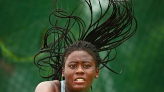 Umunya Nijeriyakazi uri kuzamuka cyane mu mukino wa Tennis Adetayo Adetuninji yatsinze umuhindekazi Zeel Desai mu marushanwa y'urubyiruko rwo mu bihugu bigize umuryango wa Commonwealth ibera muri Bahamas. Uyu mukobwa w'imyaka 18 yanatsinze umunya Ghana, Miriam Ibrahim, ariko yajwe gukurwamo muri kiumwe cya kane.