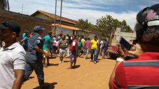 Pessoas caminham perto de creche onde ocorreu ataque