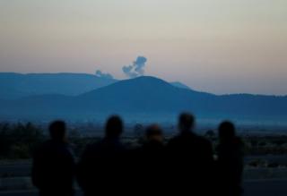 Hatay'ın Hassa ilçesinde Afrin'den yükselen dumanları izleyen halk