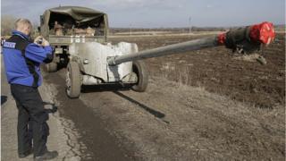 Наблюдатель ОБСЕ фотографирует украинскую технику под Соледаром, 27 февраля 2015 года