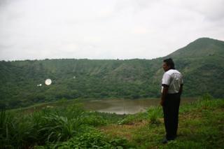 Un vecino observa la laguna de Nejapa, en Managua, Nicaragua.