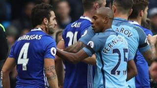 Cesc Fabregas na Fernandinho