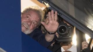 Madaxweyne Lula oo dhismaha uu ku jiro ka salaamaayo taageerayaashiisa.