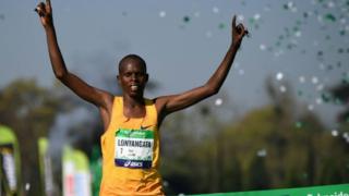 Paul Lonyangata akiibuka mshindi katika mbio za Paris Marathon