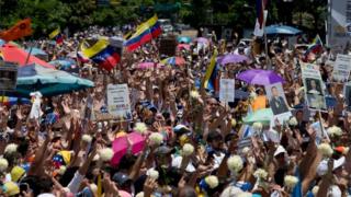 Opposition demonstrators demanding a date for parliamentary elections (30/05/2015)