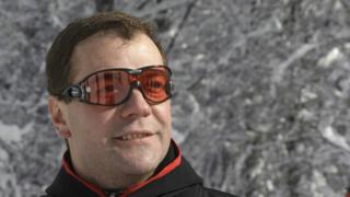 Дмитрйи Медведев на лыжах