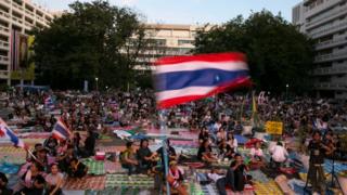 กลุ่มผู้ชุมนุมที่เรียกตัวเองว่า กปปส. ชุมนุมปิดล้อมสถานที่ราชการหลายแห่ง ปลายปี 2556
