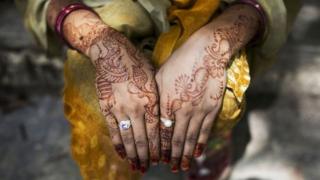 Perempuan India biasa menghias tangan dengan henna di hari pernikahan mereka