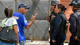 Familiares de los detenidos en la comisaría de Valencia donde ocurrió el incendio.
