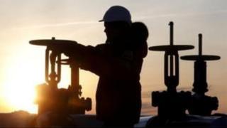 ОПЕКке кирбеген он бир өлкө баары биригип суткасына 558 миң баррель кыскартууга макул болушкан