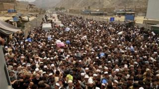 Afghan nationals prepare to cross the Torkham border post in Pakistan en route to Afghanistan, Tuesday, March 7, 2017.