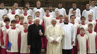 Benedixto XVI, su hermano y niños del coro