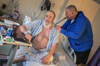 バン・ブリーディング医師は1日16時間働く