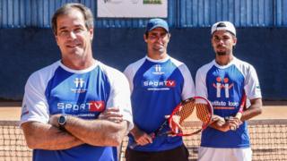Marcolin, Bonatto e Maneco posam com raquetes e uniformes do Instituto Ícaro.