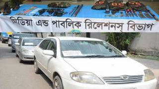 গ্রেফতারকৃত ১৬ জনের কাছ থেকে পুলিশের ব্যবহৃত যেসব সামগ্রী ও অস্ত্র গোয়েন্দা পুলিশ উদ্ধার করেছে।