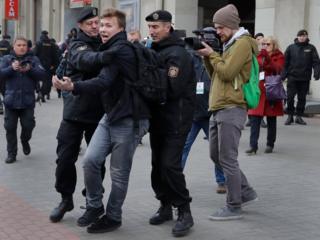 Милиция задерживает журналиста Романа Протасевича. Воскресенье, 26 марта